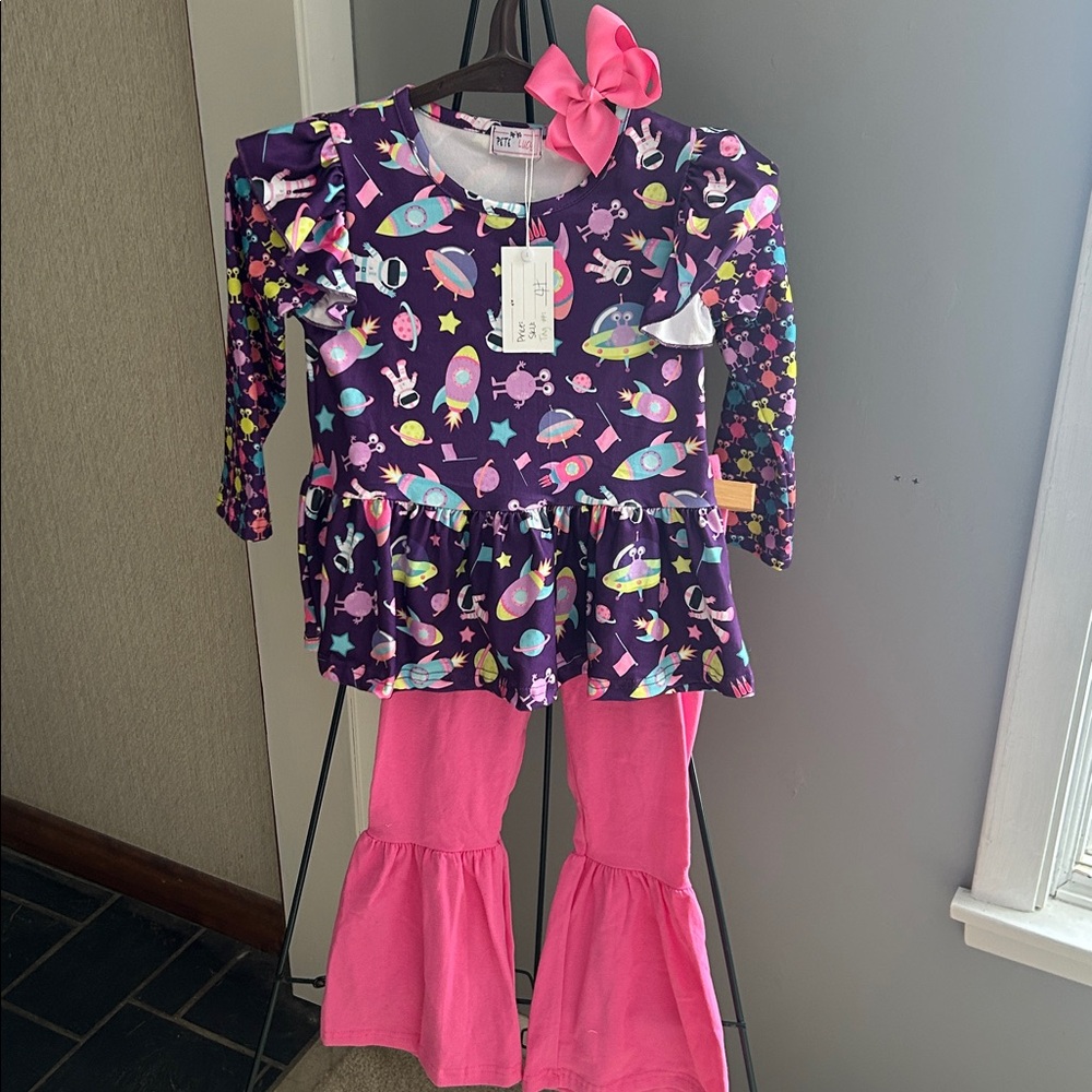 Pete + Lucy Colorful Space-Themed Kids Outfit with Bow for hair. 

 Size 4T